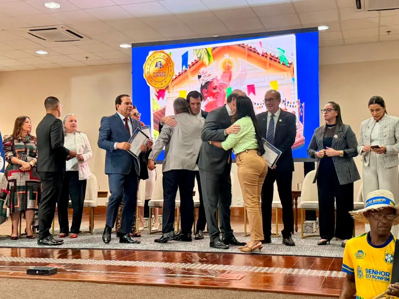 Prefeito Zico de Baiato recebe Selo de Transparência dos Festejos Juninos 2026 em cerimônia realizada em Salvador