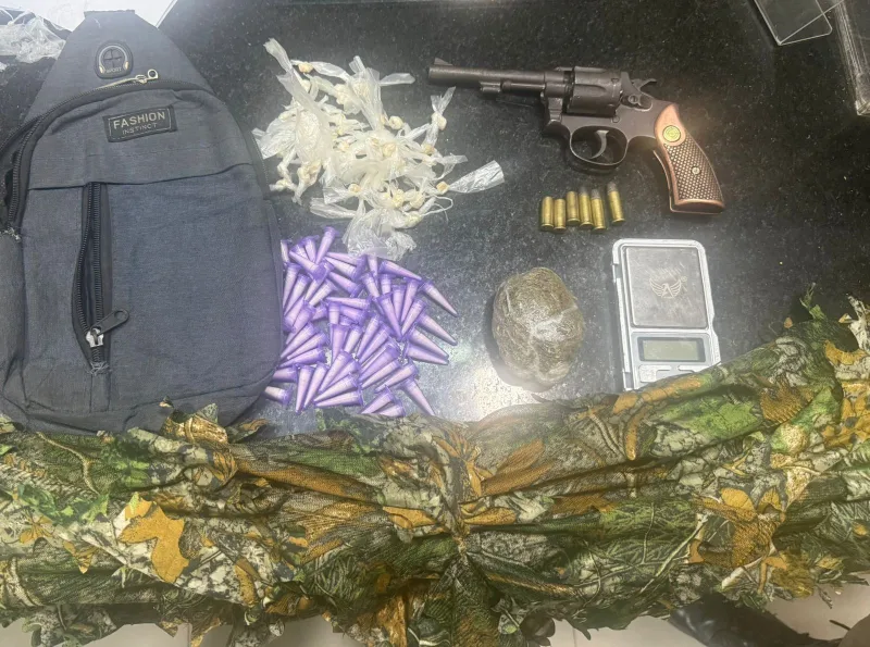 Confronto com a PM em área de mata termina com um morto e apreensão de armas e drogas em Eunápolis