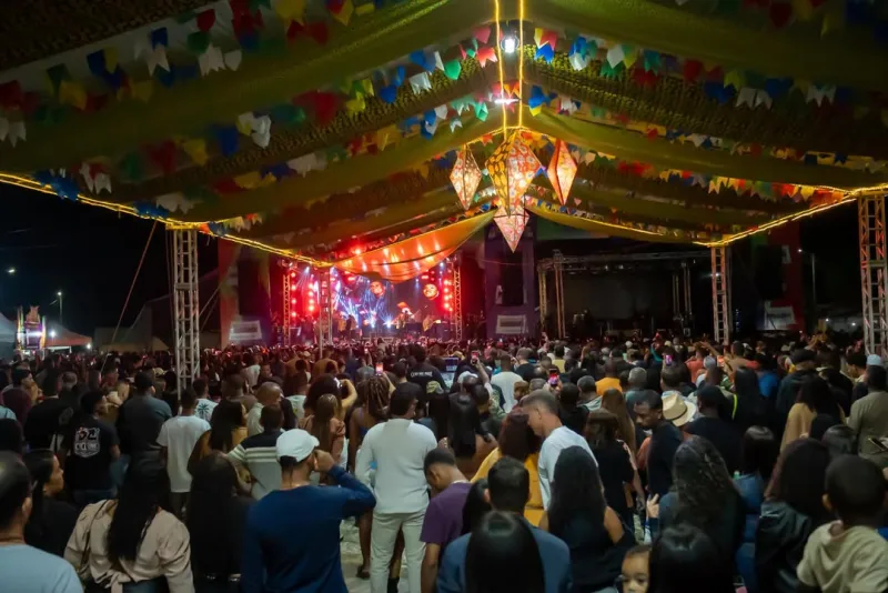 Praça lotada e shows de Silvano Salles e Ciel Rodrigues marcam abertura do São João de Prado