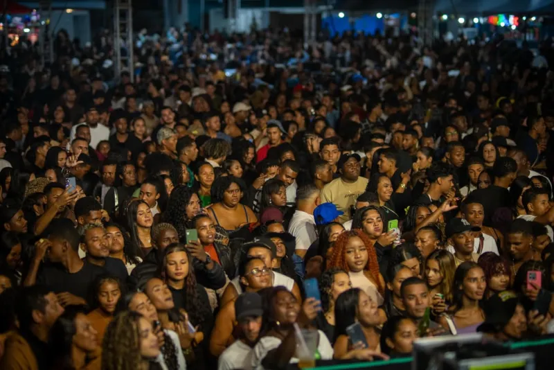 Praça lotada e shows de Silvano Salles e Ciel Rodrigues marcam abertura do São João de Prado