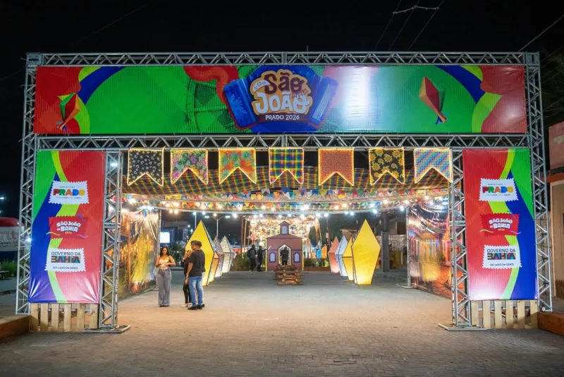 Praça lotada e shows de Silvano Salles e Ciel Rodrigues marcam abertura do São João de Prado