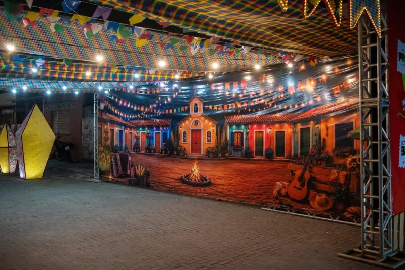 Praça lotada e shows de Silvano Salles e Ciel Rodrigues marcam abertura do São João de Prado