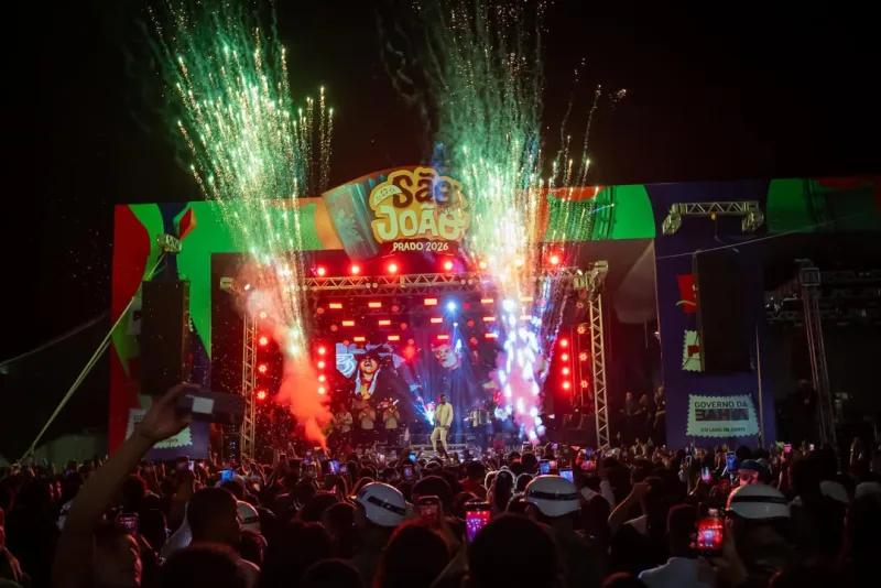 Praça lotada e shows de Silvano Salles e Ciel Rodrigues marcam abertura do São João de Prado