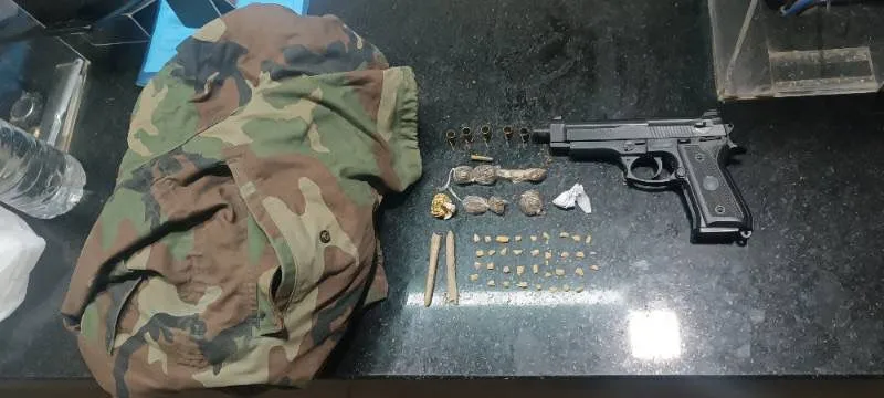 Suspeitos fogem após confronto com a PM e deixam drogas e simulacro para trás em Eunápolis