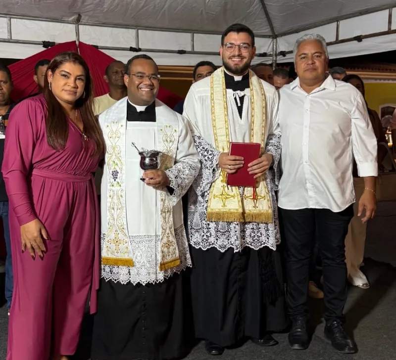 Prefeito Zico entrega revitalização da Praça da Igreja de São Bernardo e anuncia novas obras para Alcobaça