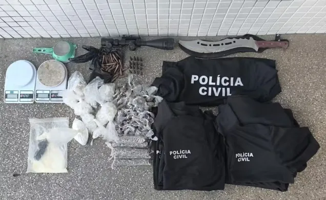 Casal é preso com mais de mil porções de drogas, munições de fuzil e camisas falsificadas da Polícia Civil em Salvador Casal é preso com mais de mil porções de drogas, munições de fuzil e camisas falsificadas da Polícia Civil em Salvador