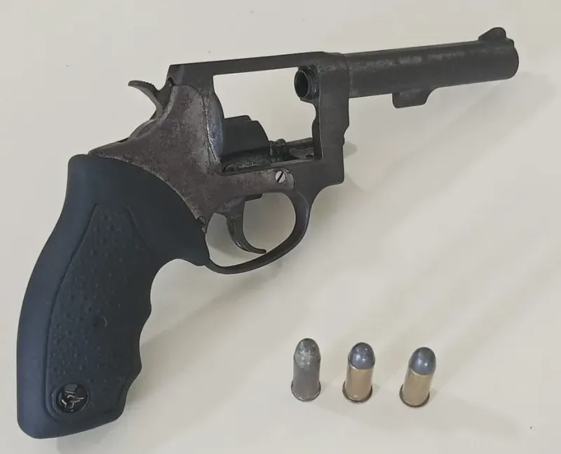 Suspeitos fogem ao avistar viaturas e deixam arma para trás em Prado Suspeitos fogem ao avistar viaturas e deixam arma para trás em Prado