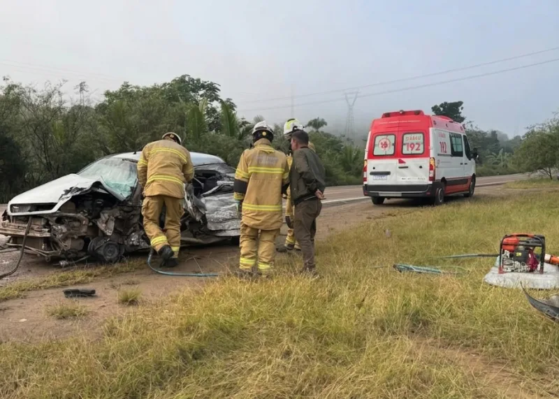 Acidente entre carreta e carro de passeio deixa vítima fatal na BR-101, em Itamaraju