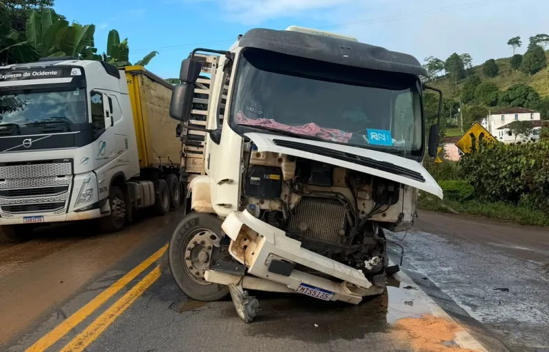 Acidente entre carreta e carro de passeio deixa vítima fatal na BR-101, em Itamaraju