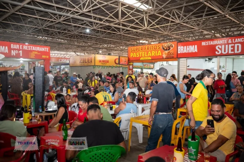 Forró e animação transformam manhã no Mercado Municipal de Teixeira de Freitas