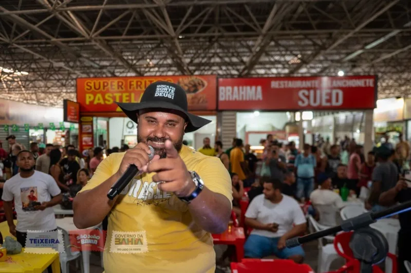 Forró e animação transformam manhã no Mercado Municipal de Teixeira de Freitas