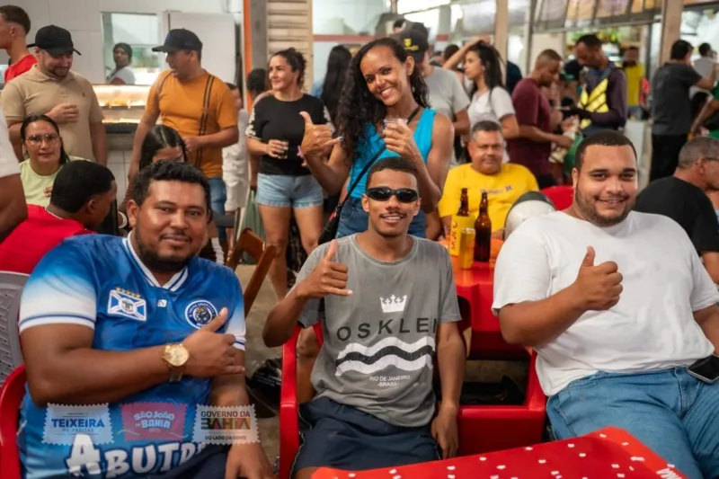 Forró e animação transformam manhã no Mercado Municipal de Teixeira de Freitas