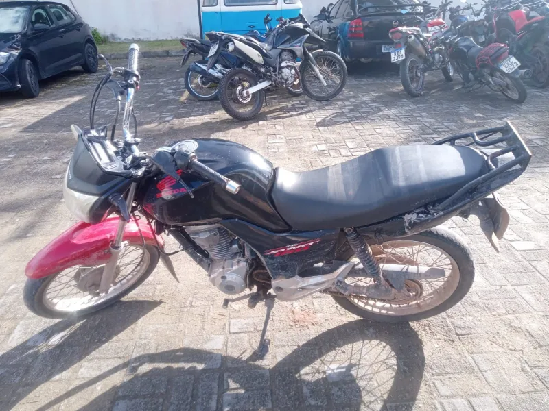 Suspeitos abandonam arma e moto com restrição durante fuga em Porto Seguro