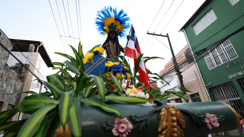 Multidão e toma as ruas de Salvador em celebração ao Dois de Julho, Dia da Independência da Bahia