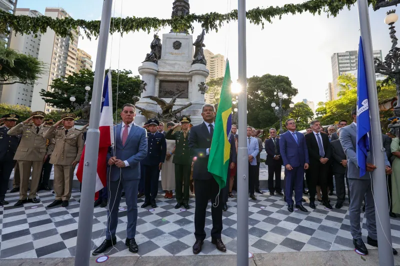 Multidão e toma as ruas de Salvador em celebração ao Dois de Julho, Dia da Independência da Bahia
