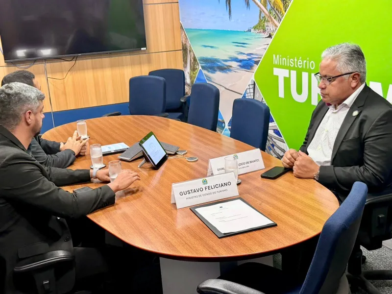 Prefeito Zico de Baiato se reúne com ministro do Turismo para discutir investimentos em Alcobaça