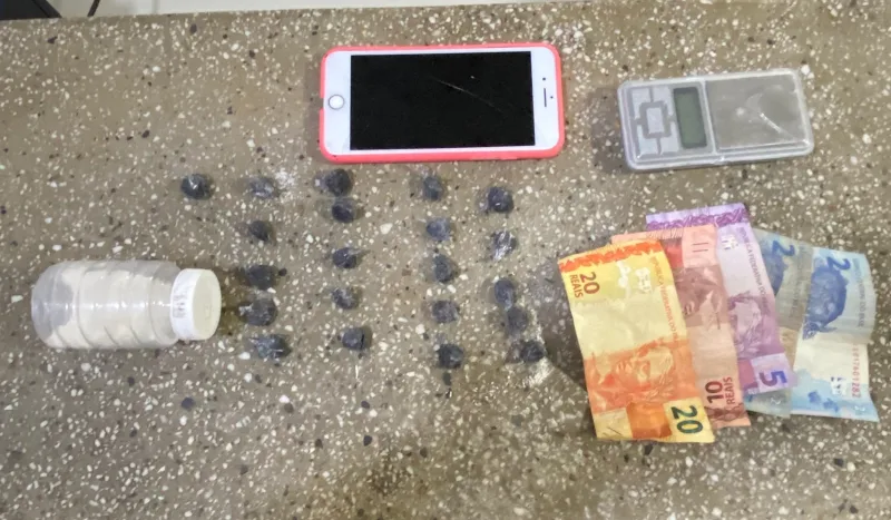 PM apreende adolescente com cocaína durante abordagem em bar de Teixeira de Freitas