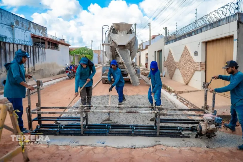 Prefeitura de Teixeira de Freitas avança com obra de pavimentação em concreto no bairro Jardim Caraípe Prefeitura de Teixeira de Freitas avança com obra de pavimentação em concreto no bairro Jardim Caraípe