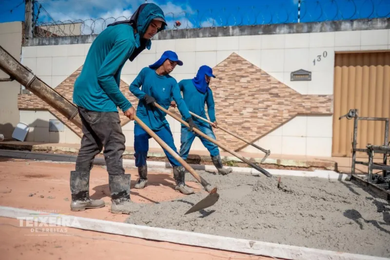 Prefeitura de Teixeira de Freitas avança com obra de pavimentação em concreto no bairro Jardim Caraípe Prefeitura de Teixeira de Freitas avança com obra de pavimentação em concreto no bairro Jardim Caraípe