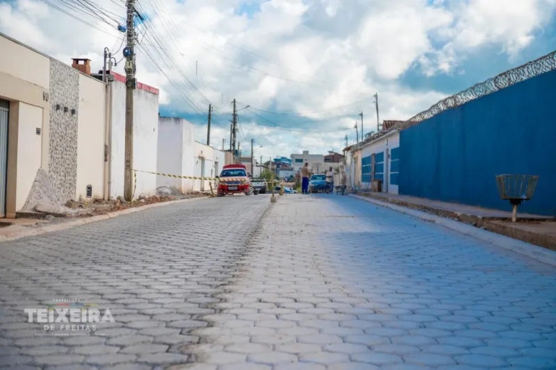 Prefeitura de Teixeira de Freitas avança com obra de pavimentação em concreto no bairro Jardim Caraípe Prefeitura de Teixeira de Freitas avança com obra de pavimentação em concreto no bairro Jardim Caraípe