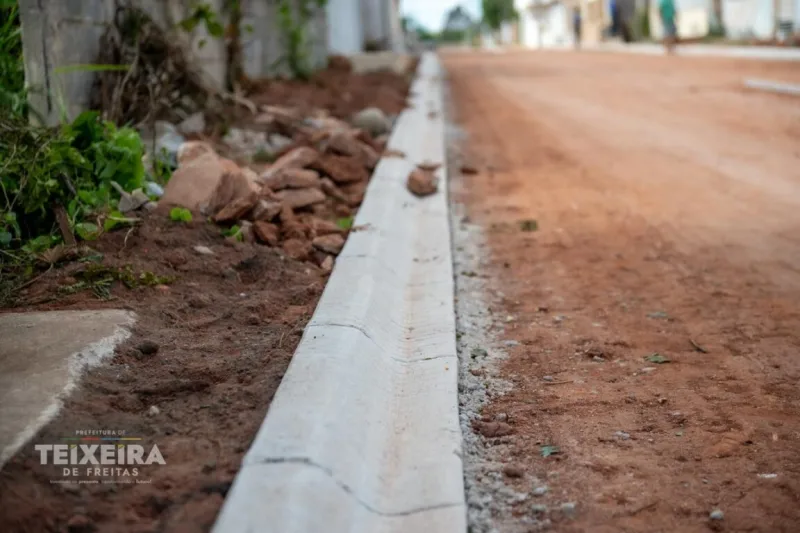 Prefeitura de Teixeira de Freitas avança com obra de pavimentação em concreto no bairro Jardim Caraípe Prefeitura de Teixeira de Freitas avança com obra de pavimentação em concreto no bairro Jardim Caraípe