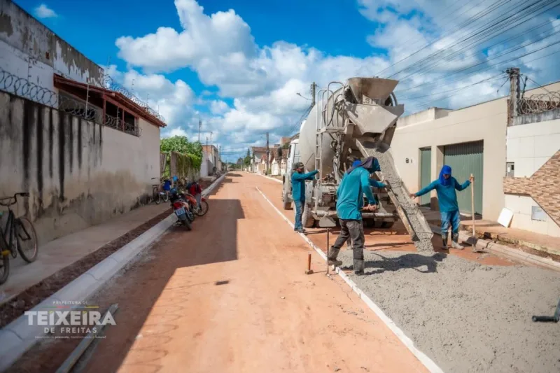 Prefeitura de Teixeira de Freitas avança com obra de pavimentação em concreto no bairro Jardim Caraípe Prefeitura de Teixeira de Freitas avança com obra de pavimentação em concreto no bairro Jardim Caraípe