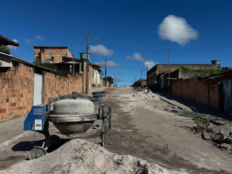Pavimentação com blocos sextavados avança em ruas do bairro Primavera, em Posto da Mata