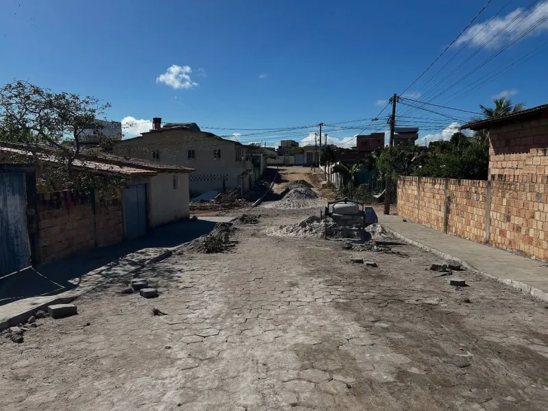 Pavimentação com blocos sextavados avança em ruas do bairro Primavera, em Posto da Mata