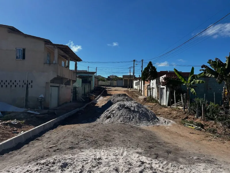 Pavimentação com blocos sextavados avança em ruas do bairro Primavera, em Posto da Mata