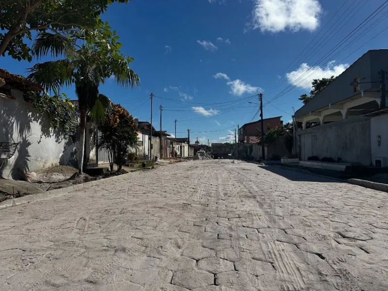 Pavimentação com blocos sextavados avança em ruas do bairro Primavera, em Posto da Mata