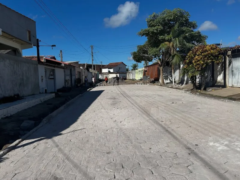 Pavimentação com blocos sextavados avança em ruas do bairro Primavera, em Posto da Mata