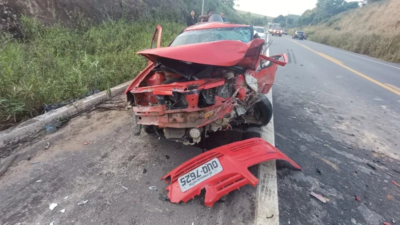 Colisão frontal na BR-101 deixa idoso gravemente ferido em Teixeira de Freitas
