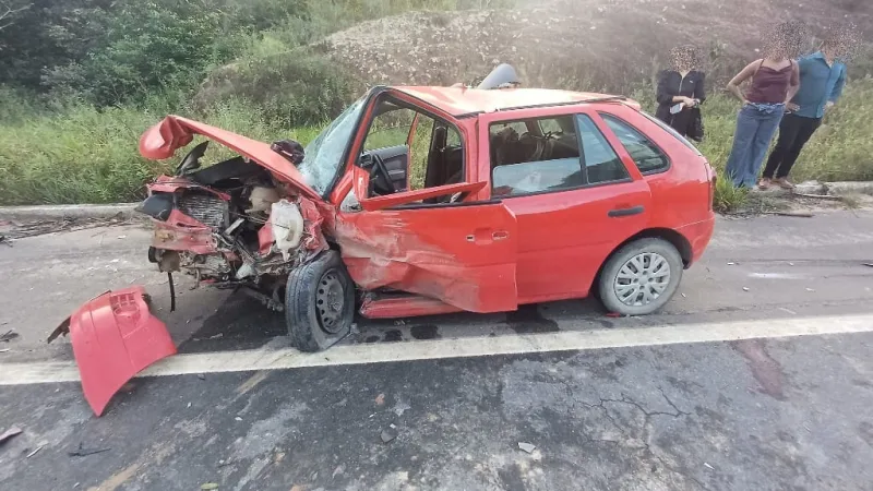 Colisão frontal na BR-101 deixa idoso gravemente ferido em Teixeira de Freitas