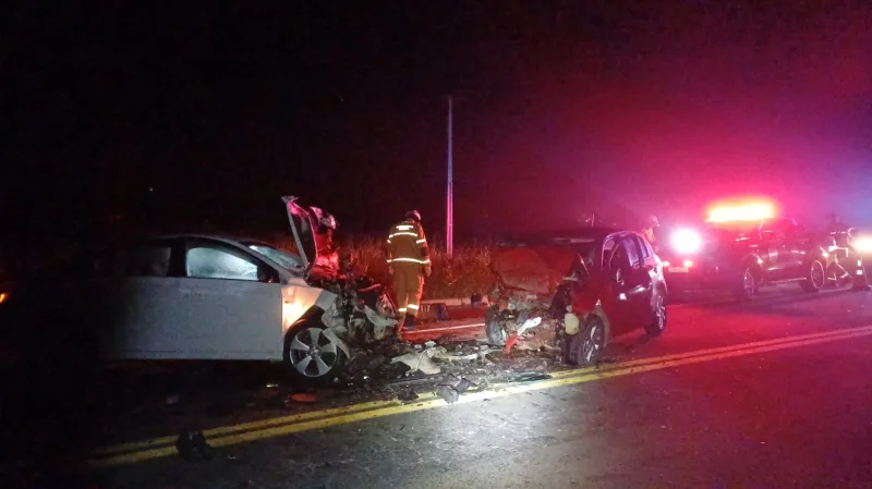 Duas pessoas morrem em colisão frontal na BR-101 durante a madrugada em Teixeira de Freitas Duas pessoas morrem em colisão frontal na BR-101 durante a madrugada em Teixeira de Freitas