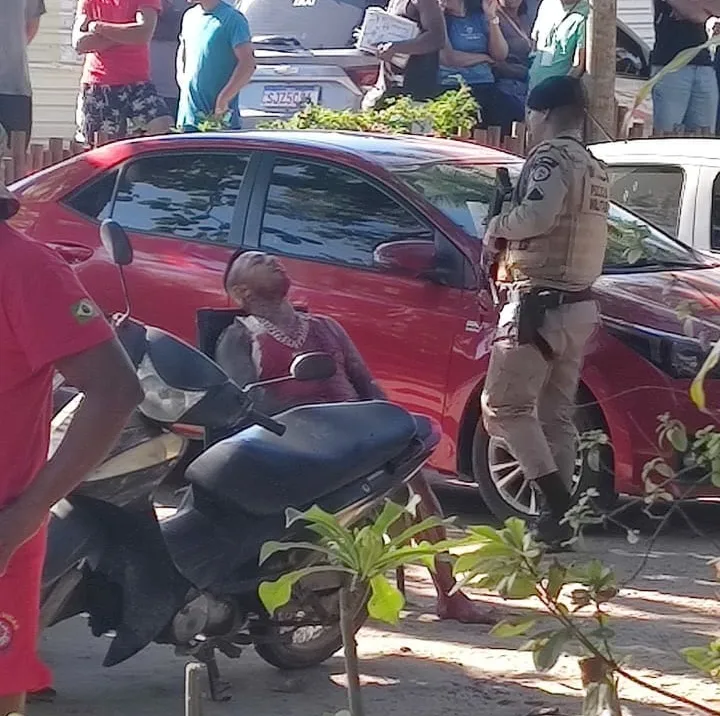 Tiros e correria -Homem é baleado em praia de Porto Seguro 