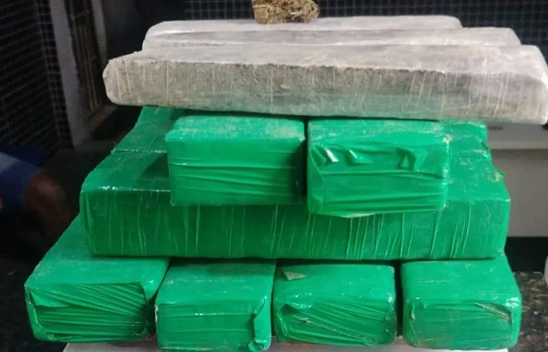 Homem é preso com mais de 11 quilos de maconha durante operação policial em Caravelas Homem é preso com mais de 11 quilos de maconha durante operação policial em Caravelas