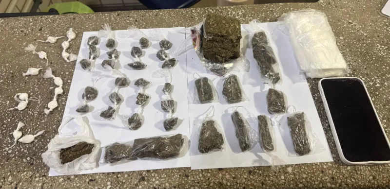 Polícia Militar apreende adolescente com drogas em Teixeira de Freitas Polícia Militar apreende adolescente com drogas em Teixeira de Freitas