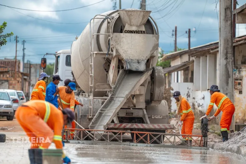 Prefeitura de Teixeira de Freitas avança com pavimentação em concreto na Rua Jamaica, no bairro Ulisses Guimarães Prefeitura de Teixeira de Freitas avança com pavimentação em concreto na Rua Jamaica, no bairro Ulisses Guimarães