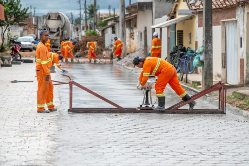 Prefeitura de Teixeira de Freitas avança com pavimentação em concreto na Rua Jamaica, no bairro Ulisses Guimarães Prefeitura de Teixeira de Freitas avança com pavimentação em concreto na Rua Jamaica, no bairro Ulisses Guimarães