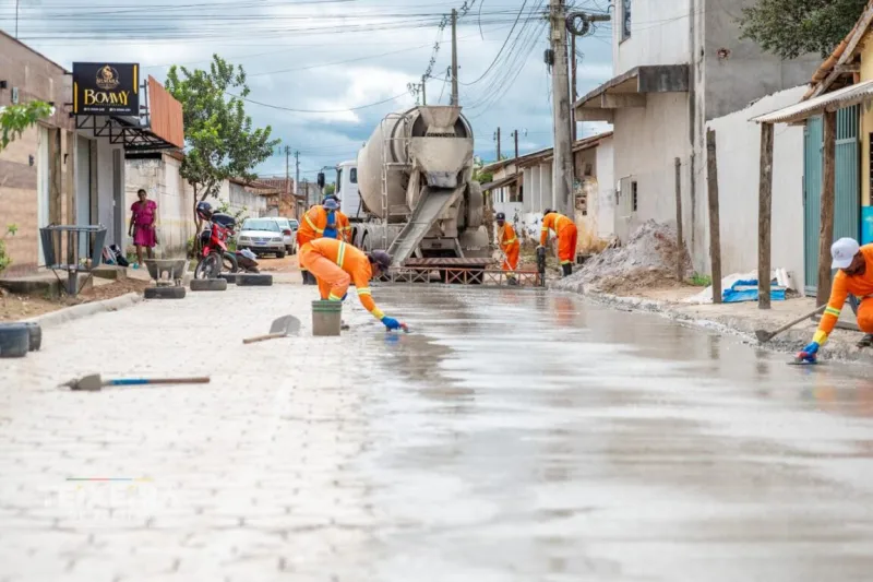 Prefeitura de Teixeira de Freitas avança com pavimentação em concreto na Rua Jamaica, no bairro Ulisses Guimarães Prefeitura de Teixeira de Freitas avança com pavimentação em concreto na Rua Jamaica, no bairro Ulisses Guimarães