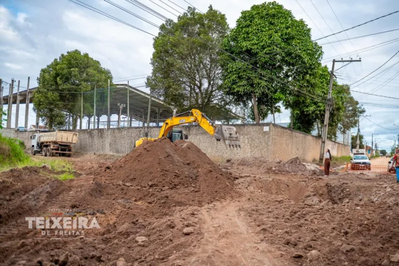 Prefeitura de Teixeira de Freitas executa primeira etapa de projeto que levará pavimentação ao Estância Biquíni