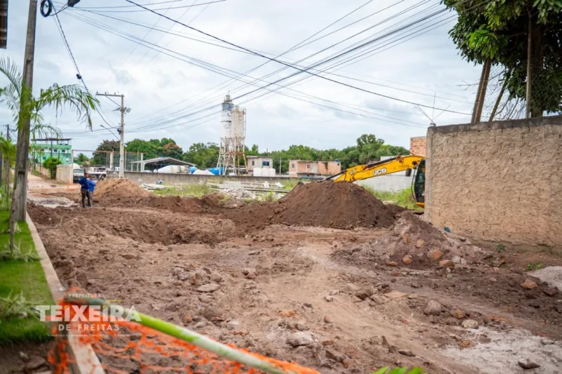 Prefeitura de Teixeira de Freitas executa primeira etapa de projeto que levará pavimentação ao Estância Biquíni