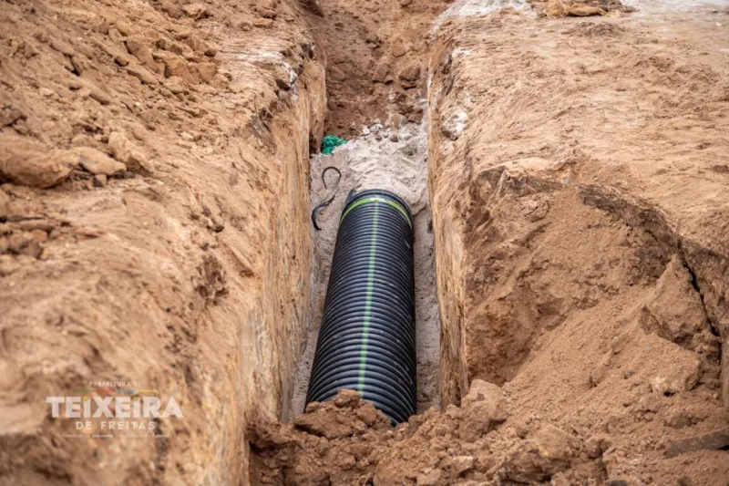 Prefeitura de Teixeira de Freitas executa primeira etapa de projeto que levará pavimentação ao Estância Biquíni