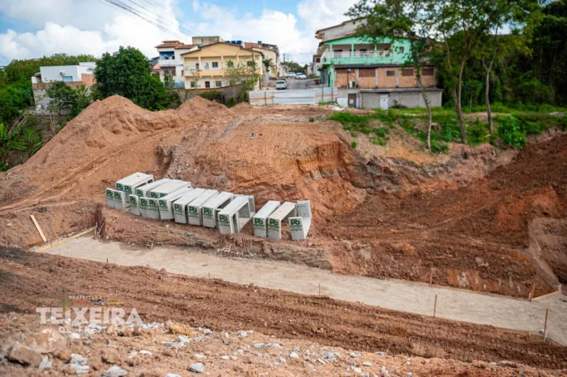 Obra de drenagem na Rua Ipiranga entra em fase decisiva com instalação de nova estrutura Obra de drenagem na Rua Ipiranga entra em fase decisiva com instalação de nova estrutura