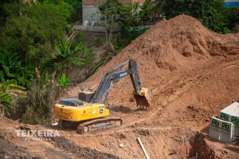 Obra de drenagem na Rua Ipiranga entra em fase decisiva com instalação de nova estrutura Obra de drenagem na Rua Ipiranga entra em fase decisiva com instalação de nova estrutura