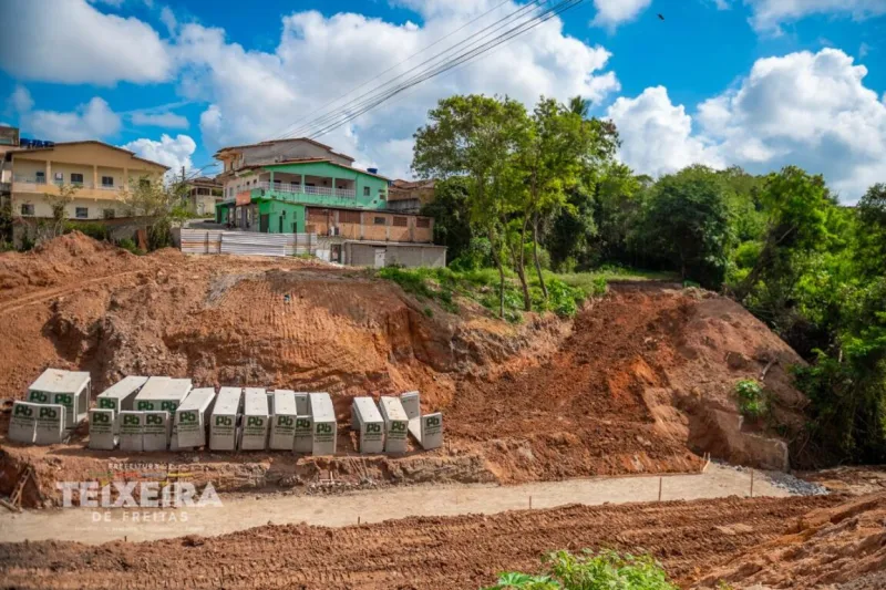 Obra de drenagem na Rua Ipiranga entra em fase decisiva com instalação de nova estrutura Obra de drenagem na Rua Ipiranga entra em fase decisiva com instalação de nova estrutura