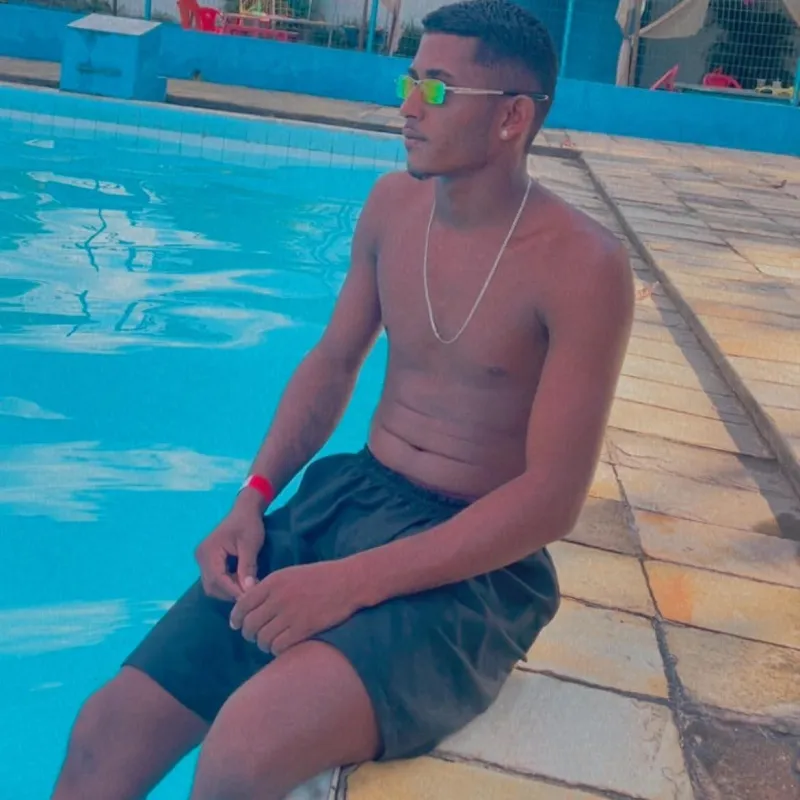 Jovem é surpreendido e executado a tiros enquanto trafegava de bicicleta em Itabela Jovem é surpreendido e executado a tiros enquanto trafegava de bicicleta em Itabela
