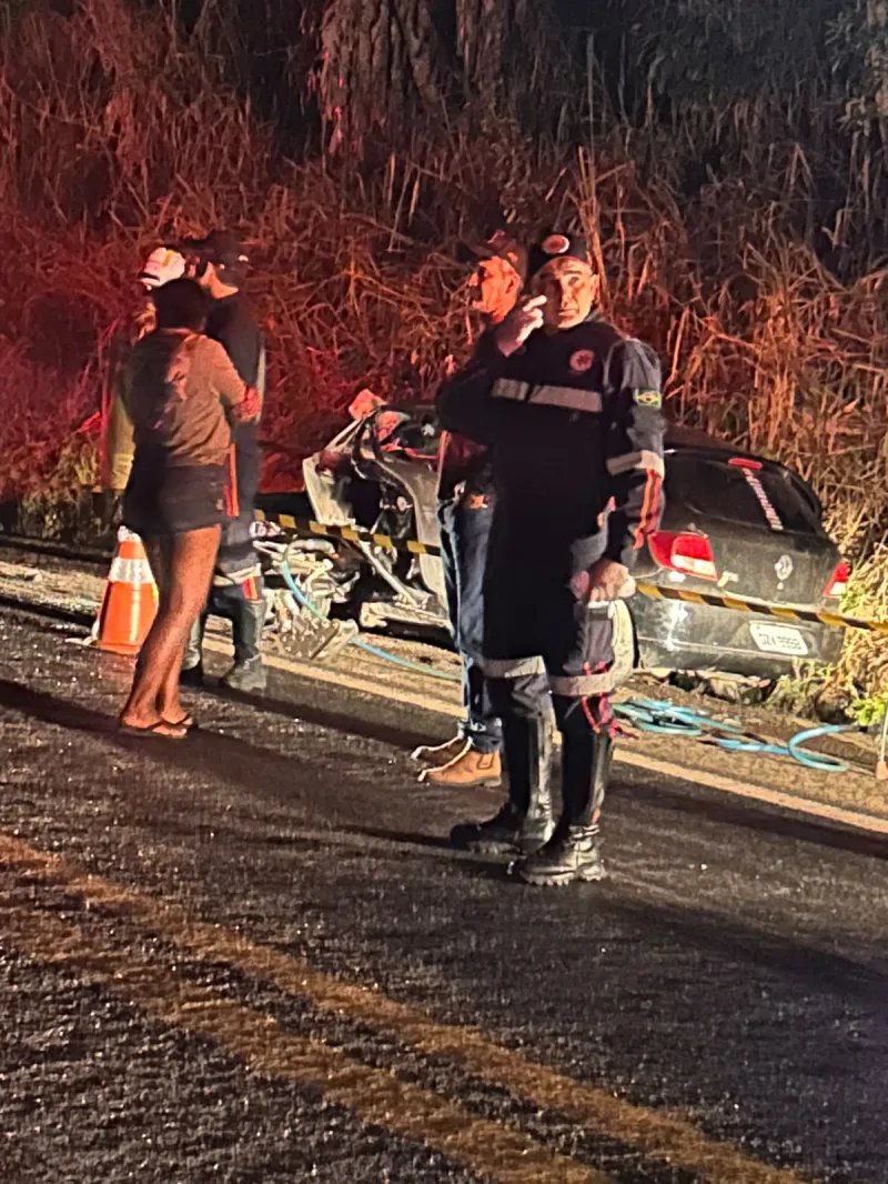 Motorista morre preso às ferragens após batida entre Gol e Hilux na BR-101 próximo a Itamaraju Motorista morre preso às ferragens após batida entre Gol e Hilux na BR-101 próximo a Itamaraju
