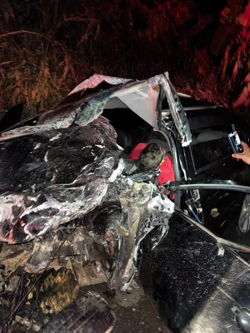 Motorista morre preso às ferragens após batida entre Gol e Hilux na BR-101 próximo a Itamaraju Motorista morre preso às ferragens após batida entre Gol e Hilux na BR-101 próximo a Itamaraju