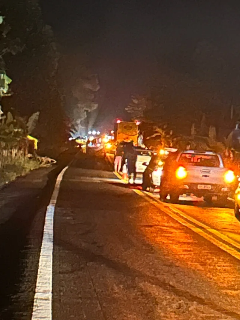 Motorista morre preso às ferragens após batida entre Gol e Hilux na BR-101 próximo a Itamaraju Motorista morre preso às ferragens após batida entre Gol e Hilux na BR-101 próximo a Itamaraju